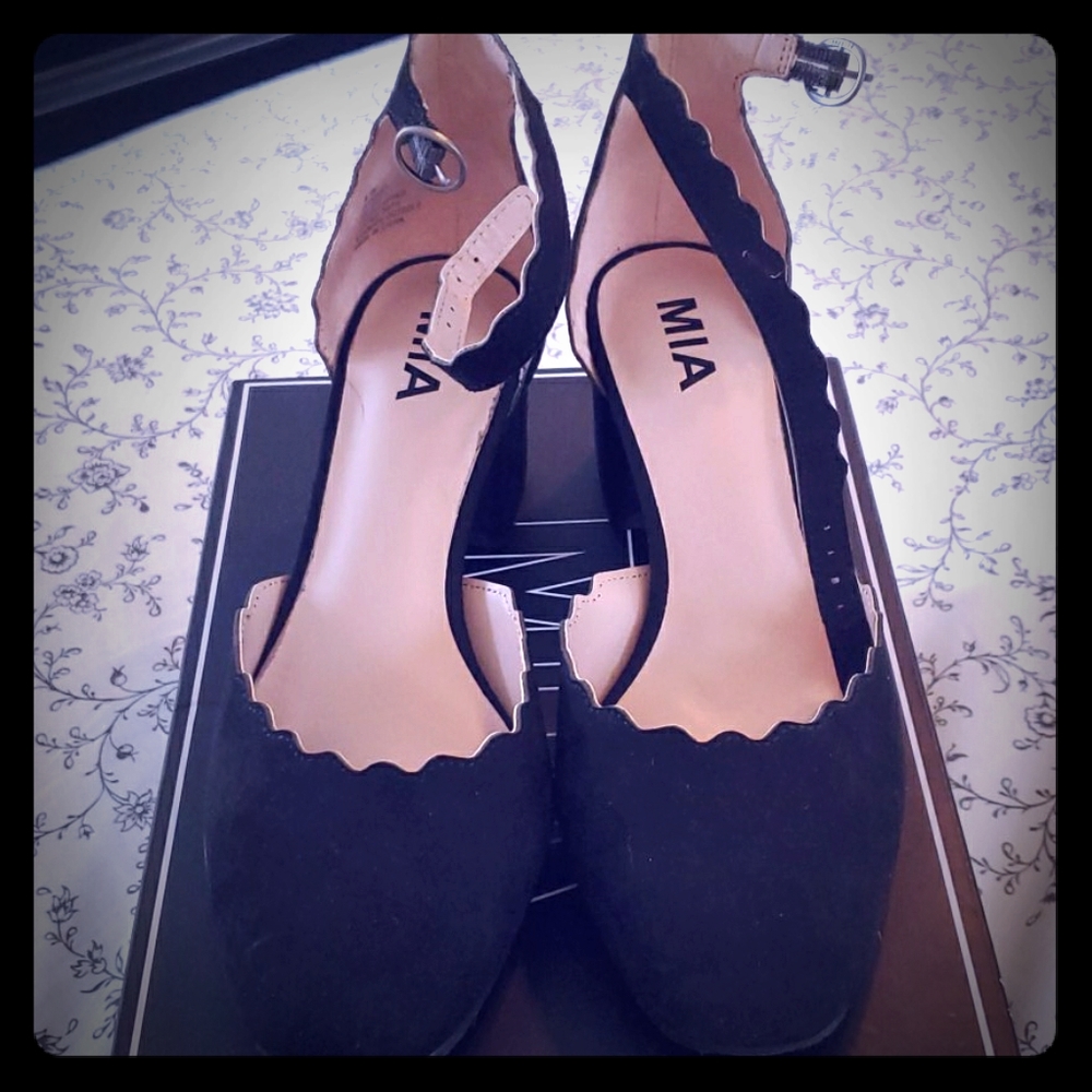 Scalloped shoe MIA brand